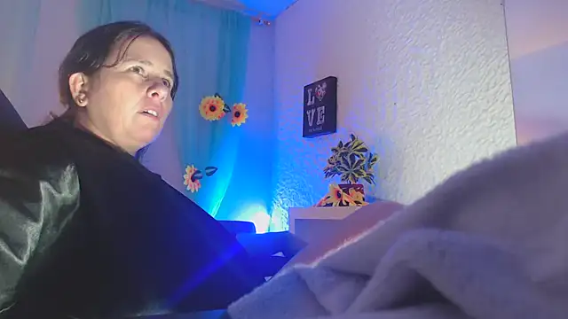 Snapshot of victoria_jones chatting on March 4, 7:43 pm victoria jones online show from March 4, 7:43 pm