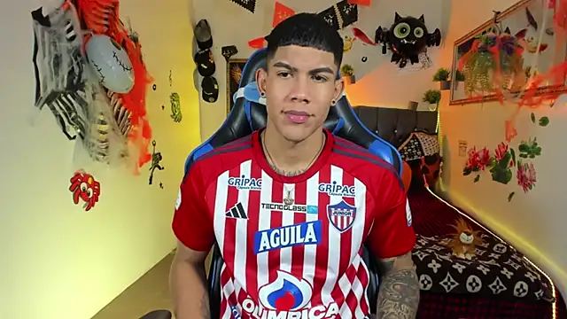 Snapshot of Damian_latinxxx chatting on October 24, 3:05 am Damian latinxxx online show from October 24, 3:05 am