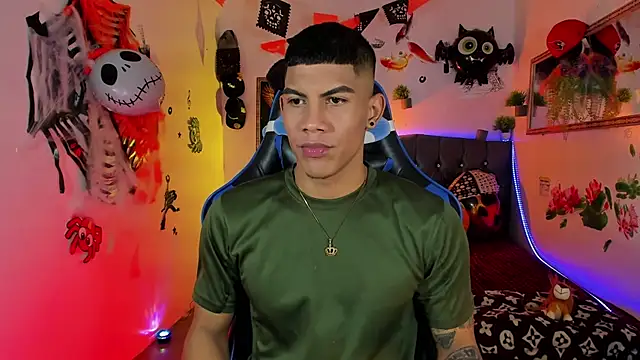 Snapshot of Damian_latinxxx chatting on October 28, 3:18 am Damian latinxxx online show from October 28, 3:18 am