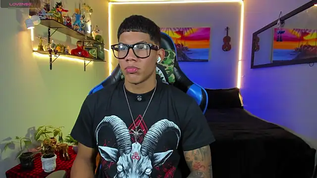 Snapshot of Damian_latinxxx chatting on July 17, 9:06 am Damian latinxxx online show from July 17, 9:06 am