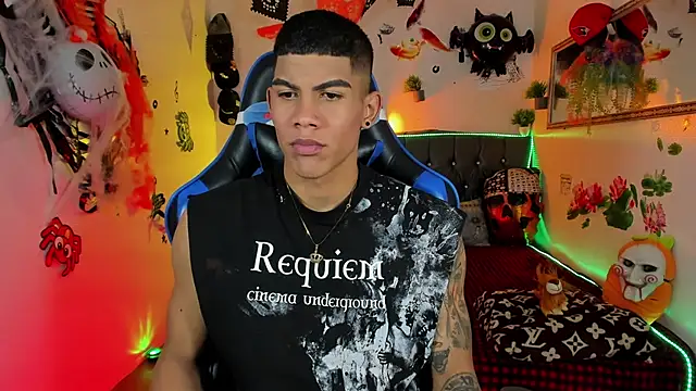 Snapshot of Damian_latinxxx chatting on October 31, 3:03 am Damian latinxxx online show from October 31, 3:03 am