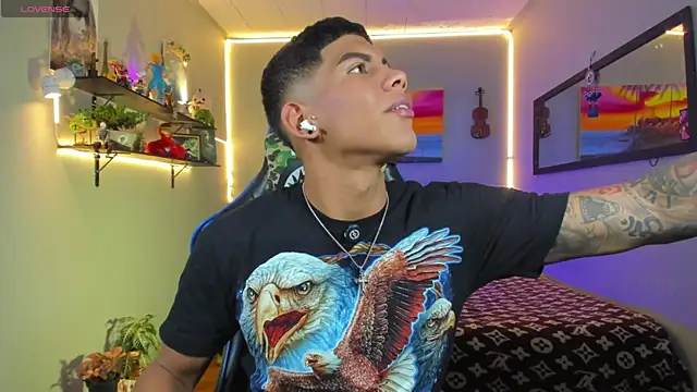 Snapshot of Damian_latinxxx chatting on July 12, 9:10 am Damian latinxxx online show from July 12, 9:10 am