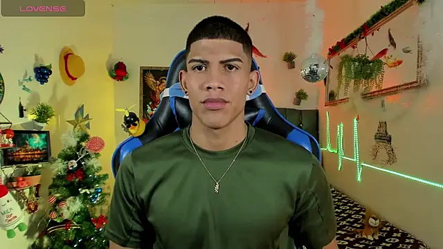 Snapshot of Damian_latinxxx chatting on November 26, 3:17 am Damian latinxxx online show from November 26, 3:17 am