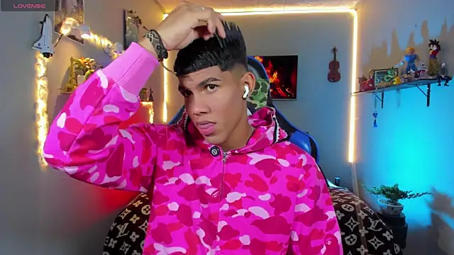 Snapshot of Damian_latinxxx chatting on July 23, 9:06 am Damian latinxxx online show from July 23, 9:06 am