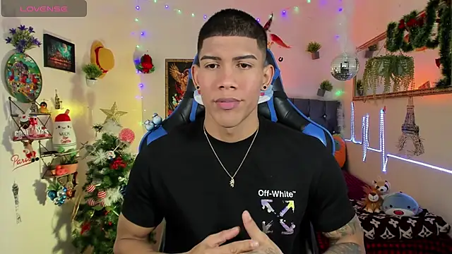 Snapshot of Damian_latinxxx chatting on November 29, 3:17 am Damian latinxxx online show from November 29, 3:17 am