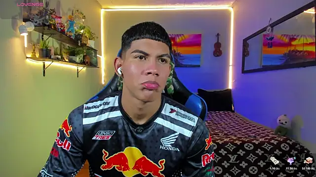 Snapshot of Damian_latinxxx chatting on July 19, 9:06 am Damian latinxxx online show from July 19, 9:06 am