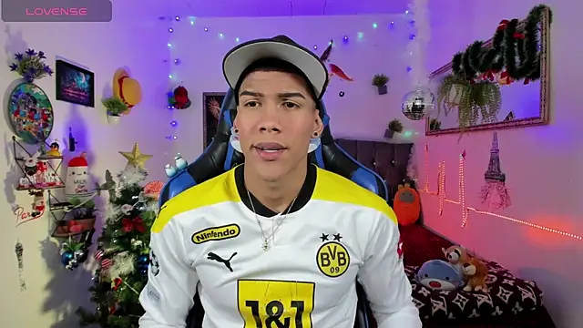 Snapshot of Damian_latinxxx chatting on December 1, 3:07 am Damian latinxxx online show from December 1, 3:07 am