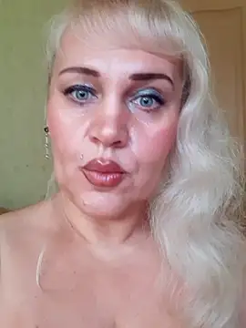 Snapshot of IsabellaBoni chatting on February 12, 8:27 am IsabellaBoni online show from February 12, 8:27 am