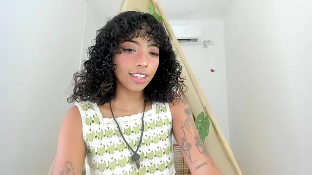 Snapshot of Ariella_Ruiz chatting on December 2, 12:07 pm Ariella Ruiz online show from December 2, 12:07 pm