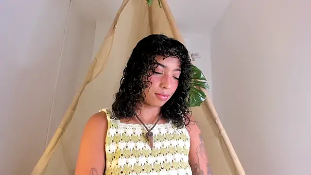 Snapshot of Ariella_Ruiz chatting on November 7, 11:59 am Ariella Ruiz online show from November 7, 11:59 am