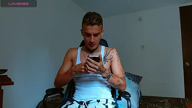 Snapshot of bray_hotboy777 chatting on November 1, 1:38 pm bray hotboy777 online show from November 1, 1:38 pm