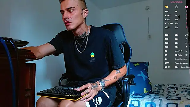 Snapshot of bray_hotboy777 chatting on November 12, 3:05 pm bray hotboy777 online show from November 12, 3:05 pm