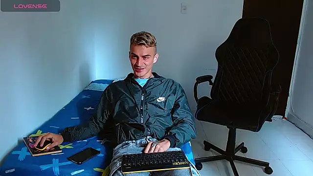 Snapshot of bray_hotboy777 chatting on October 11, 3:35 pm bray hotboy777 online show from October 11, 3:35 pm