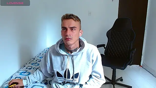 Snapshot of bray_hotboy777 chatting on October 12, 3:35 pm bray hotboy777 online show from October 12, 3:35 pm