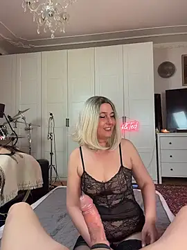 Snapshot of FoxyandTed chatting on April 7, 1:57 pm FoxyandTed online show from April 7, 1:57 pm