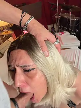 Snapshot of FoxyandTed chatting on February 4, 5:19 pm FoxyandTed online show from February 4, 5:19 pm