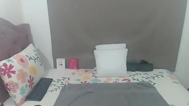 Snapshot of kimberlyjamexxx chatting on June 7, 3:01 am kimberlyjamexxx online show from June 7, 3:01 am