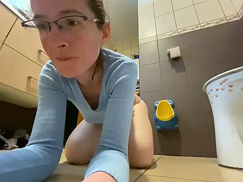 Snapshot of Milky_hairy_mommy chatting on January 16, 8:46 pm Milky hairy mommy online show from January 16, 8:46 pm