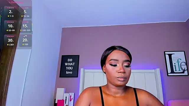 Britanymooree online show from November 18, 7:39 pm