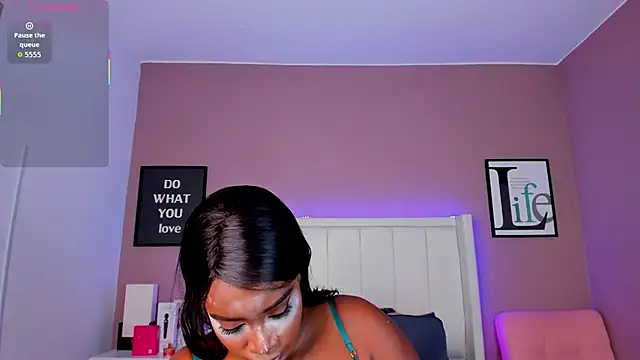 Britanymooree online show from November 1, 8:14 pm