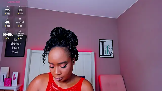 Snapshot of Britanymooree chatting on December 15, 8:03 pm Britanymooree online show from December 15, 8:03 pm