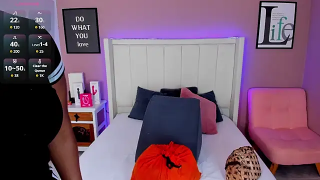 Britanymooree online show from October 30, 7:33 pm