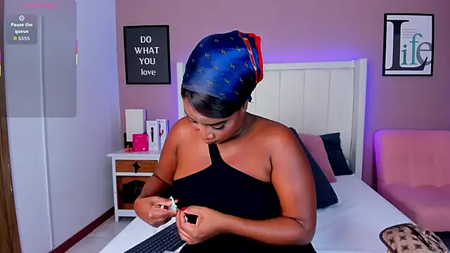 Britanymooree online show from November 4, 8:01 pm