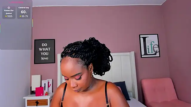 Britanymooree online show from November 25, 7:58 pm