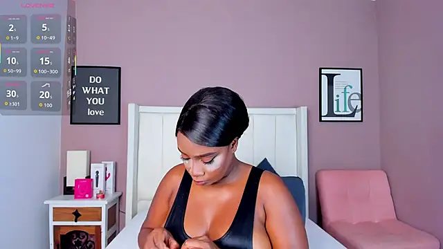 Britanymooree online show from November 3, 8:01 pm