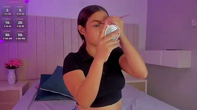 Littleolivia  online show from February 19, 1:19 pm