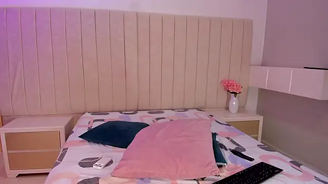 Littleolivia  online show from March 13, 1:49 pm