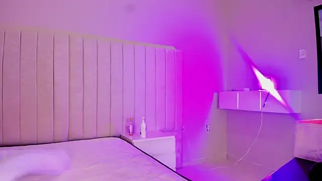 Littleolivia  online show from December 3, 12:37 pm