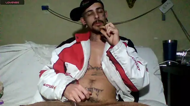 Snapshot of sellvageria chatting on July 1, 2:12 am sellvageria online show from July 1, 2:12 am