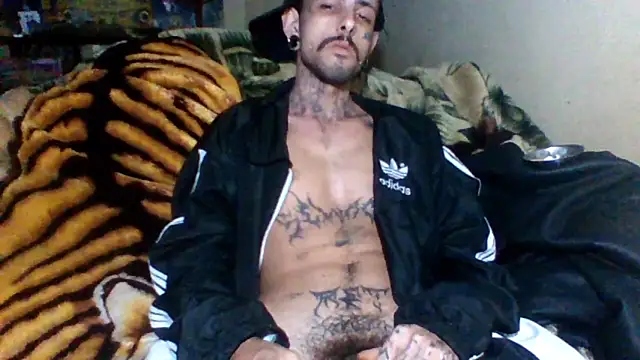 Snapshot of sellvageria chatting on October 18, 12:45 am sellvageria online show from October 18, 12:45 am