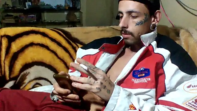 Snapshot of sellvageria chatting on October 12, 10:22 pm sellvageria online show from October 12, 10:22 pm