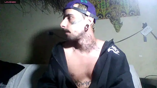 Snapshot of sellvageria chatting on July 3, 11:00 pm sellvageria online show from July 3, 11:00 pm