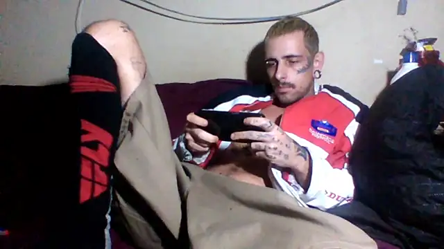 Snapshot of sellvageria chatting on June 16, 2:22 am sellvageria online show from June 16, 2:22 am