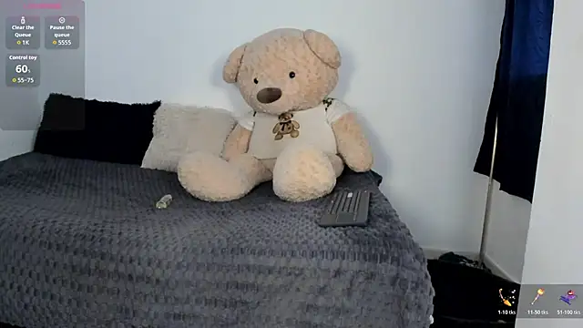 Snapshot of LittleParker chatting on June 6, 1:05 pm LittleParker online show from June 6, 1:05 pm