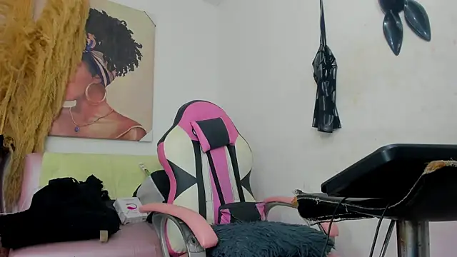 Snapshot of mia_foxts chatting on December 3, 2:45 am mia foxts online show from December 3, 2:45 am