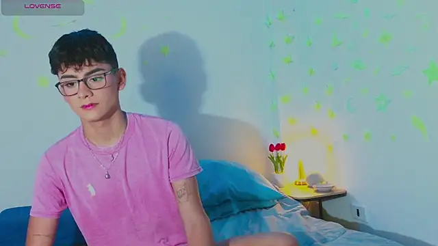 Snapshot of arnold_laurent_ chatting on March 16, 8:54 pm arnold laurent online show from March 16, 8:54 pm