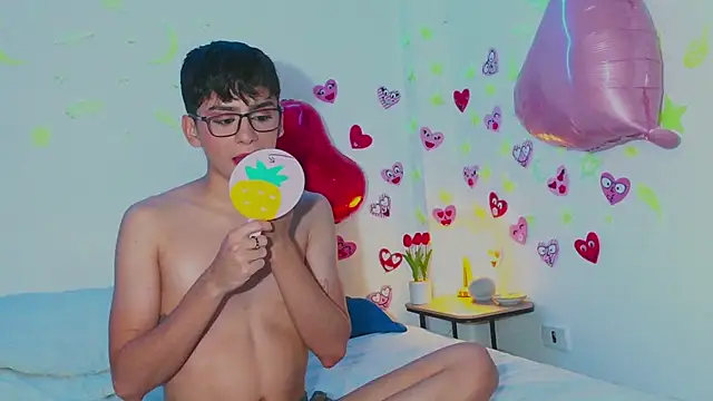 Snapshot of arnold_laurent_ chatting on February 14, 1:13 am arnold laurent online show from February 14, 1:13 am