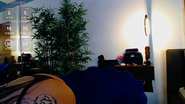 Snapshot of CreamyInkky_ chatting on December 23, 6:34 am CreamyInkky online show from December 23, 6:34 am