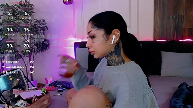 Snapshot of CreamyInkky_ chatting on November 9, 7:01 am CreamyInkky online show from November 9, 7:01 am