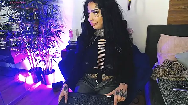 CreamyInkky  online show from April 5, 7:15 am