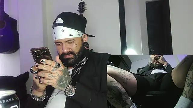 darkclothes online show from December 25, 7:34 pm