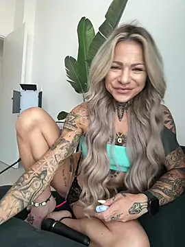 Snapshot of Divina_X_ chatting on July 20, 4:53 am Divina X online show from July 20, 4:53 am