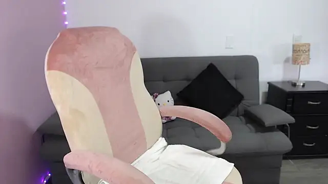 NicoleKitty  online show from March 24, 9:15 pm