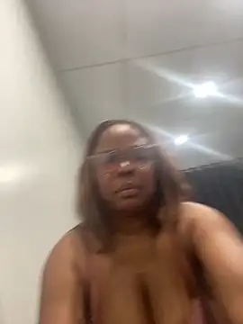 Nomthie online show from November 9, 8:35 pm