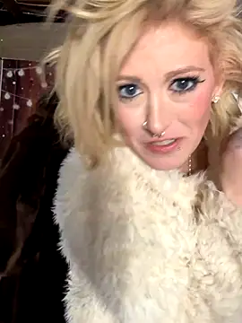 Snapshot of Blondebeauty6996 chatting on November 27, 8:15 am Blondebeauty6996 online show from November 27, 8:15 am