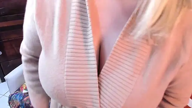 Snapshot of MissMaria chatting on June 25, 3:04 am MissMaria online show from June 25, 3:04 am